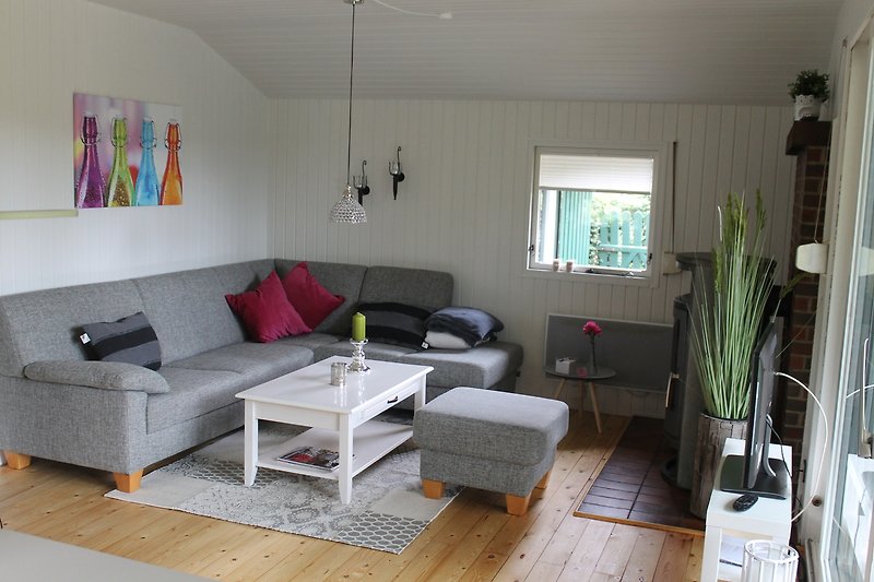 Stilvolles Wohnzimmer mit bequemem Sofa und Kaminofen.