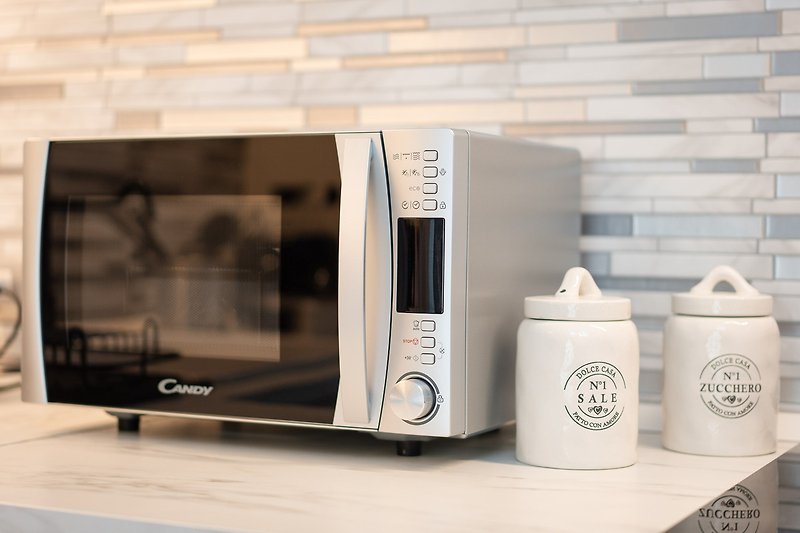 Moderne Küchenausstattung mit Fernseher und Mikrowelle.