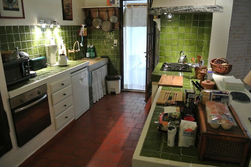Unsere alte provenzialische Küche mit Gaskochfeld, Spülmaschine und elektrischem Backofen mit Durchreiche zum Wohnzimmer