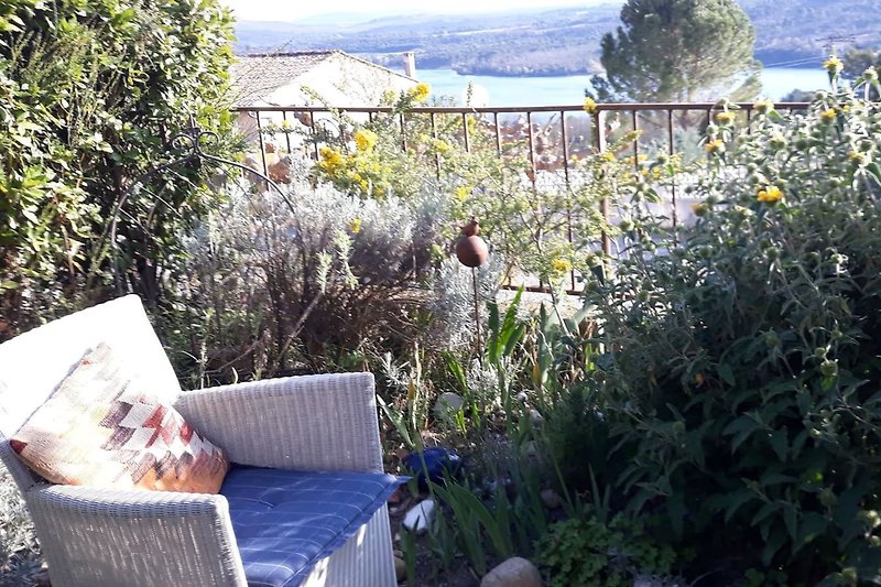 Garten zwischen Sonne (300 Tage/Jahr)  und Schatten, Lavendel und Kräutern der Provence für unsere Küche...