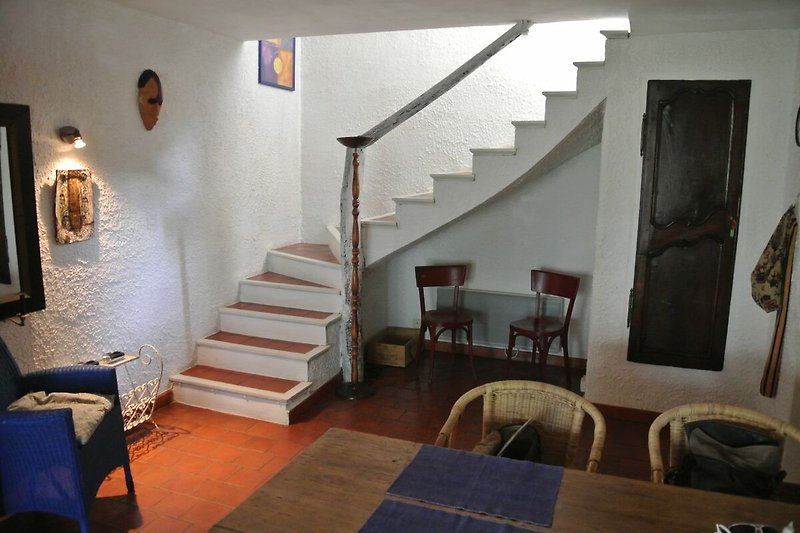 Treppe zwischen Eingang/Schlafbereich/Bad oben und Wohnküche/Essbereich/Wintergarten unten