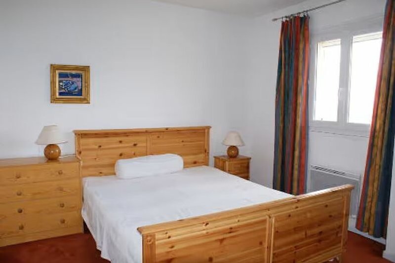Gemütliches Schlafzimmer(1) mit Doppelbett (2 Matrazen  a 80 x 200 =160 x 200)