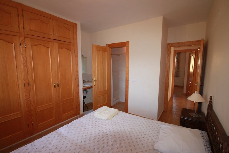 Schlafzimmer mit zwei Einzelbetten und Badezimmer