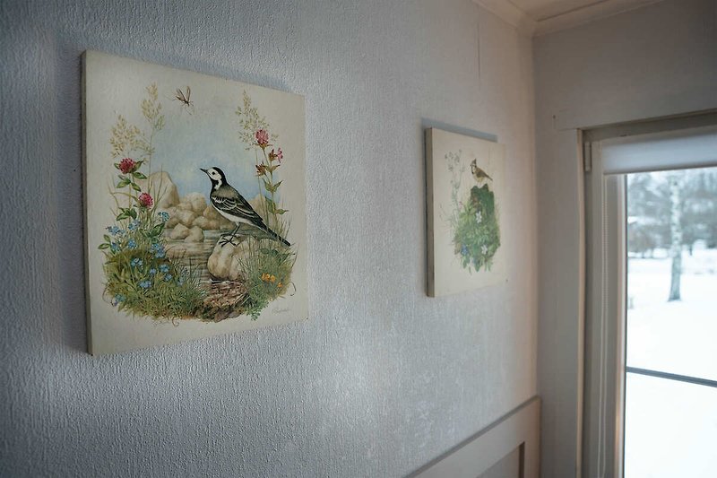 Kunstvolles Bild mit Vögeln und Pflanzen.