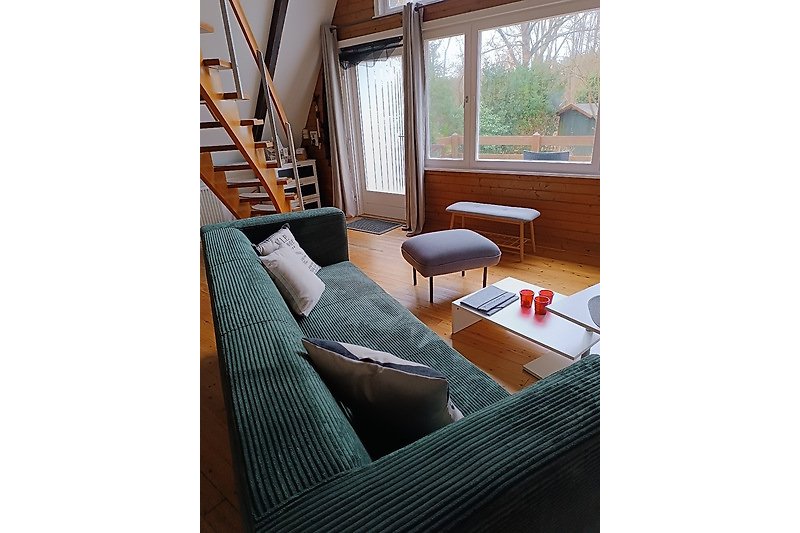 Modernes Wohnzimmer mit bequemer Couch und Holzmöbeln.