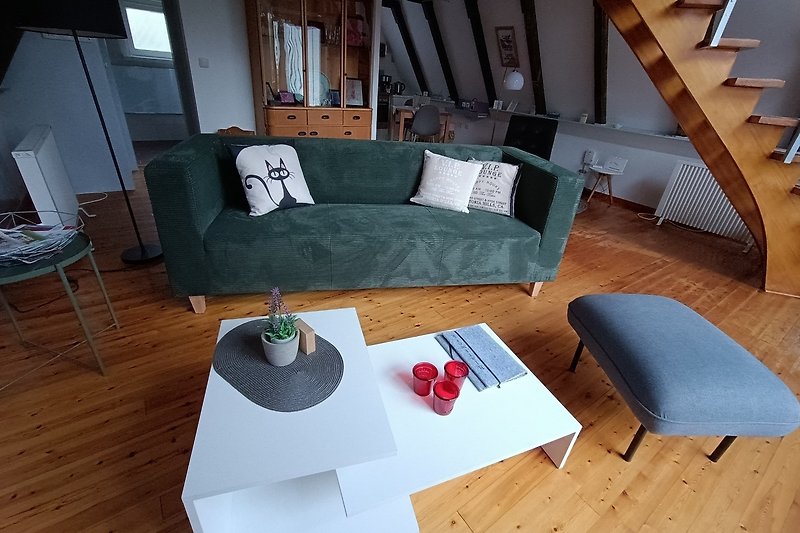 Stilvolles Wohnzimmer mit bequemer Couch.