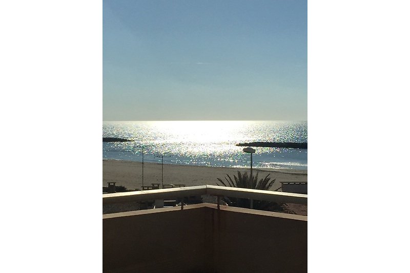 Panorama mit Meer, Strand und Horizont.