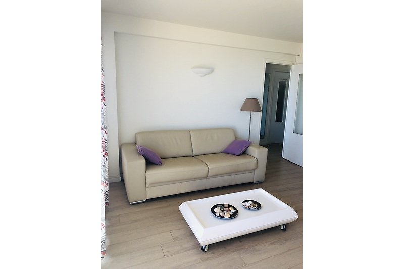 Modernes Wohnzimmer mit bequemer Couch