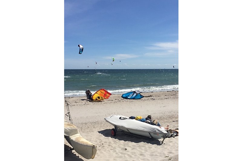 Ob auf dem Binnensee oder der Ostsee: für viele Wassersportler ein ideales Surf - Kite -und Segelrevier