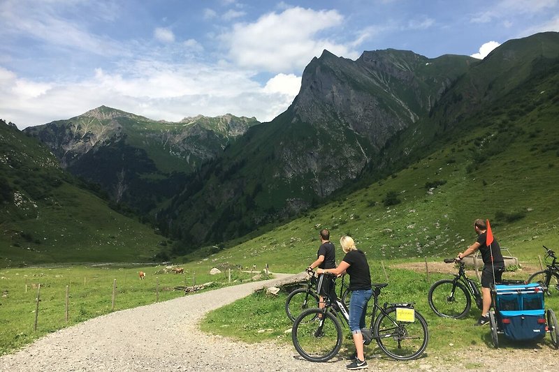 Mountainbike-Abenteuer in den Bergen: Radfahren auf malerischen Wegen.
