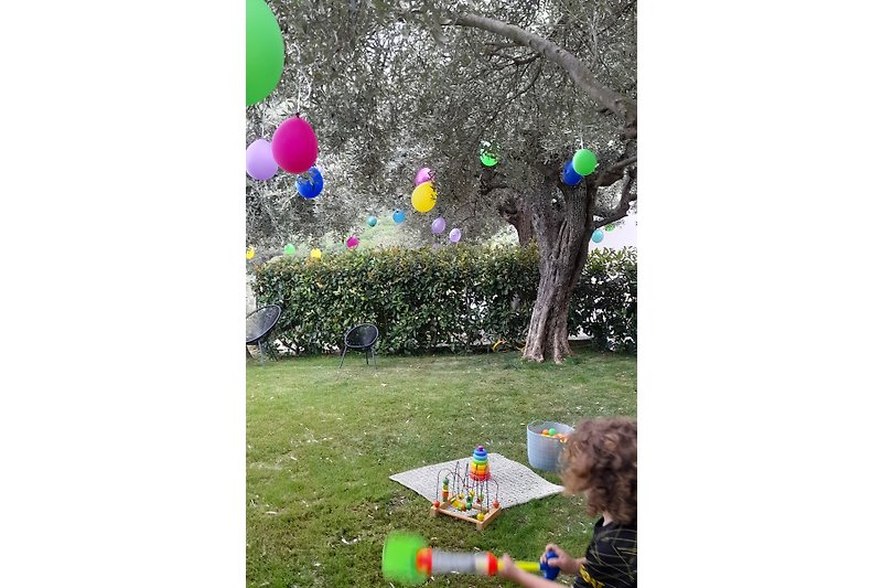 Spaß im Grünen mit Ballons und Spielzeug!
