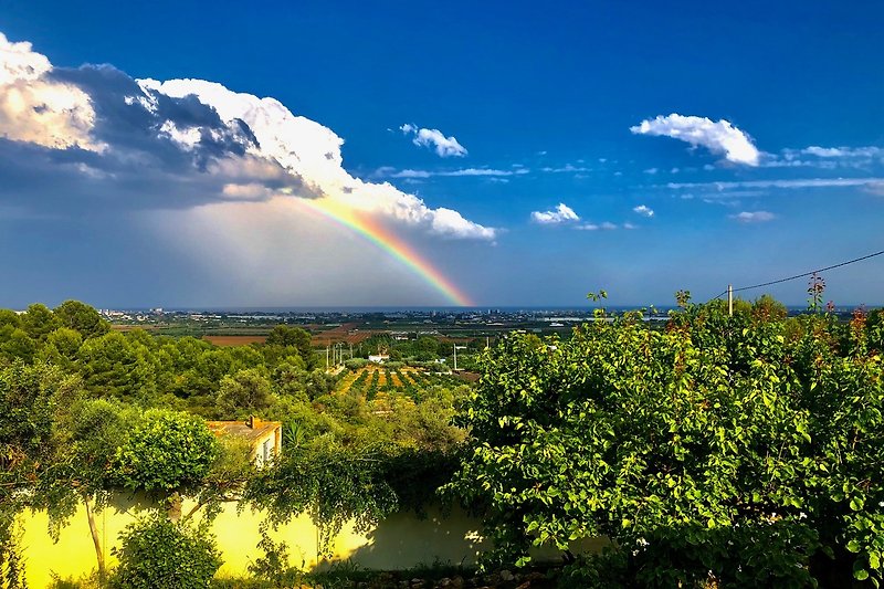 Blick auf Benicarlo mit Regenbogen.