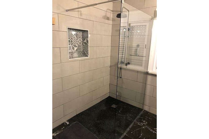 Moderne Duschkabine großes Badezimmer