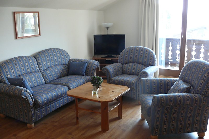 Stilvolles Wohnzimmer mit bequemer Couch und Tisch. Gemütliche Einrichtung.