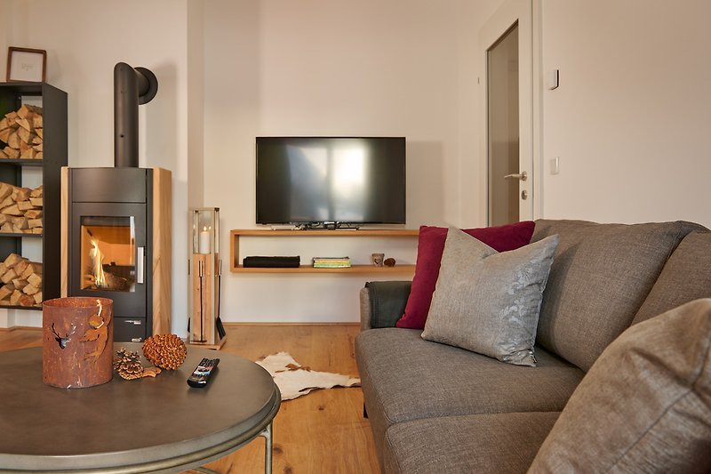 Wohnzimmer mit bequemer, ausziehbarer Couch 180x200 cm, Holzofen,