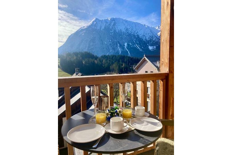 Frühstücken auf der Terrasse mit Blick zum Grimming