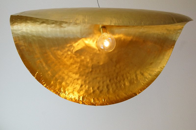 Goldene Tropfen an der Decke, Glas und Metall in Nahaufnahme.