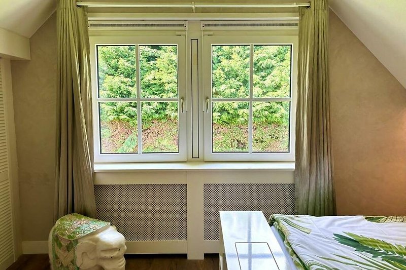 Fenster, Licht, Vorhang, Holz, Pflanze, Textil, Sonnenlicht.