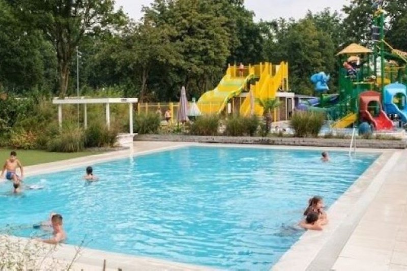 Sommerlicher Spaß am Wasser mit Pool und Rutsche!