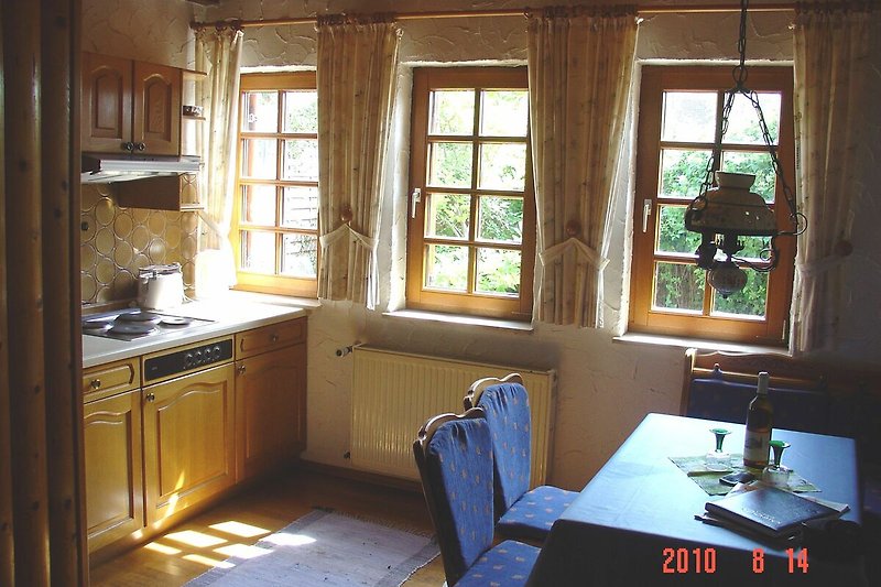 Küchenzeile mit Essecke im Wohnraum