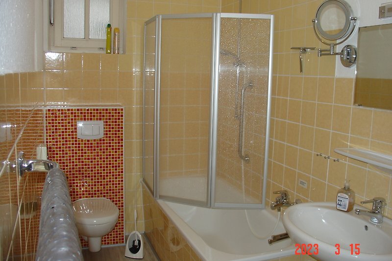Modernes Badezimmer mit Badewanne und Duschwand