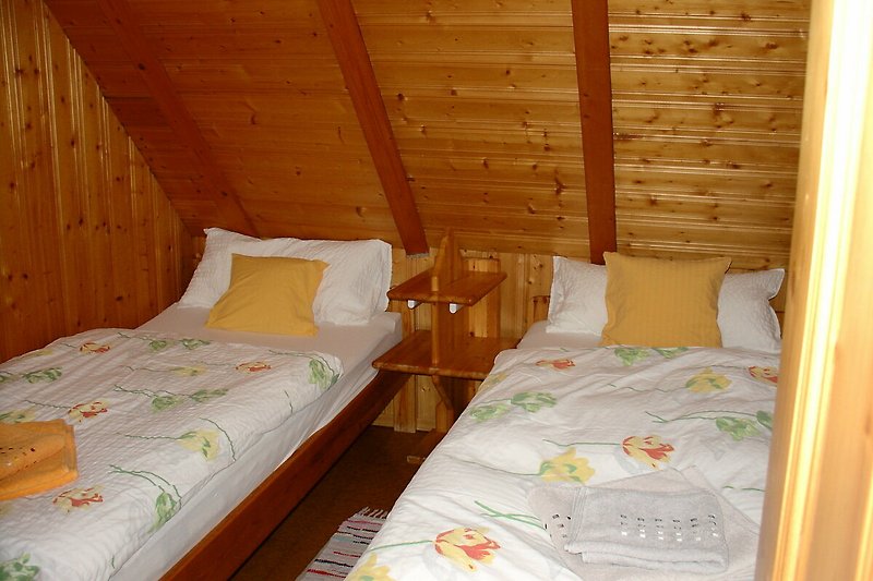 Gemütliches Schlafzimmer mit 2 Betten.