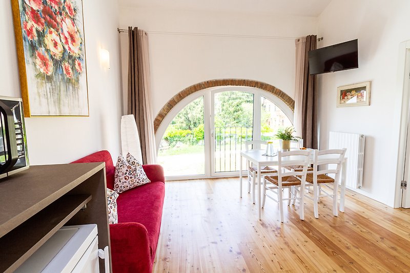 Elegantes Wohnzimmer mit Holzmöbeln und stilvoller Dekoration.