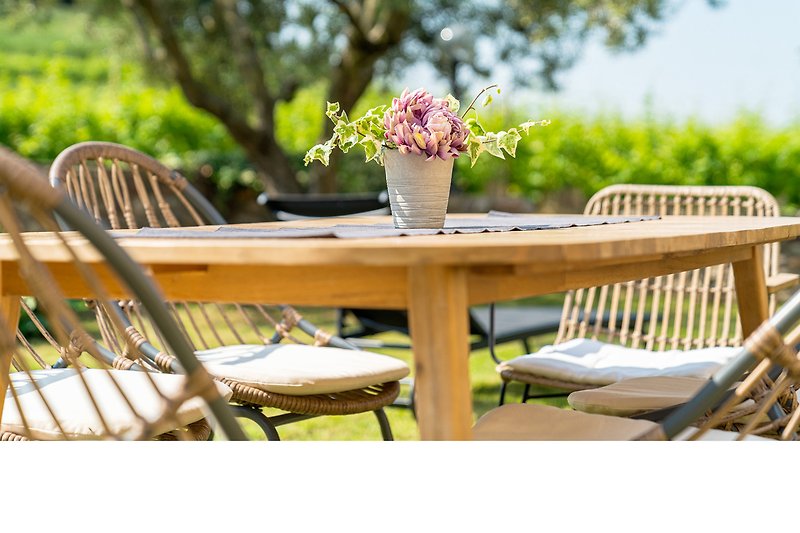 Entspannen Sie im Garten mit stilvollen Möbeln und blühenden Pflanzen.
