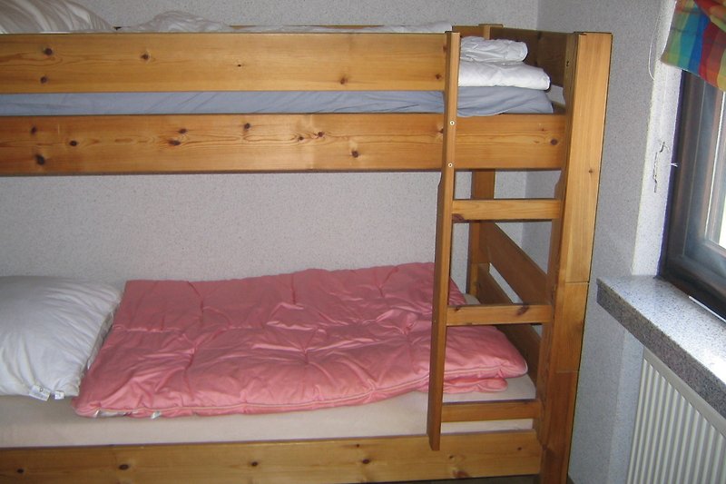 Kinderzimmer: Etagenbett aus Holz, 2 Fenstermit elektr. Rolladen.