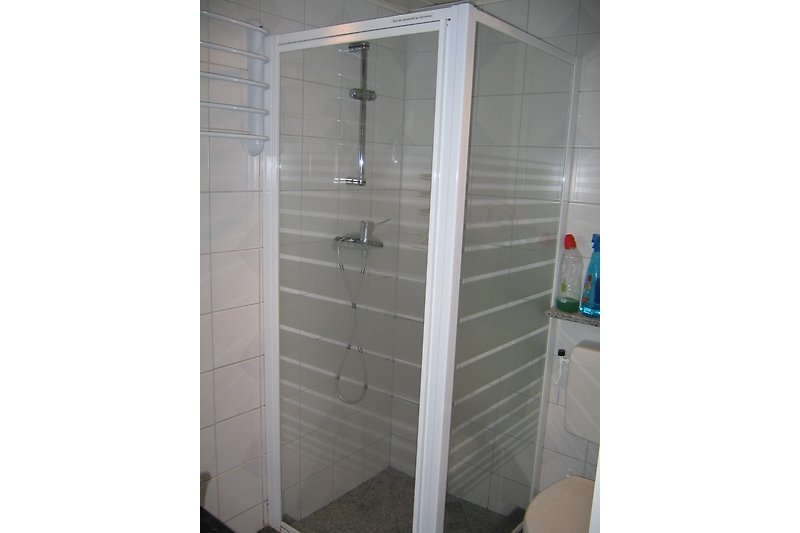 Modernes Badezimmer mit geräumiger Glasdusche.