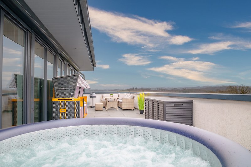 Lassen Sie es sich im Outdoor Jacuzzi einfach nur gut gehen und relaxen Sie dem Himmel nah.