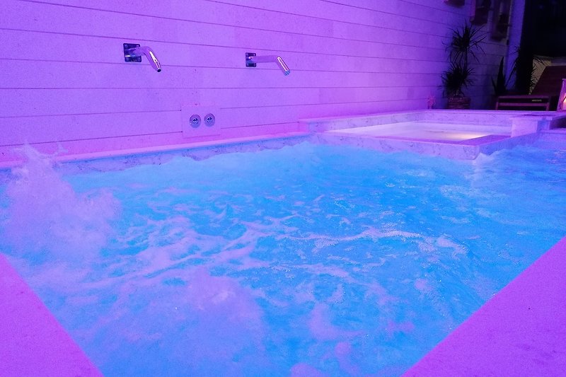 Rechteckiger Pool mit blauem Wasser und Spiegelung.