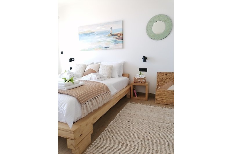 Modernes Schlafzimmer mit elegantem Holzbett und gemütlichen Kissen.