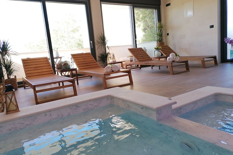 Schwimmbad, Pflanzen, Holz und Möbel im Freien - perfekt für Entspannung!