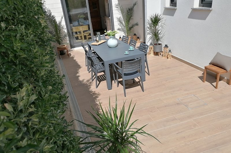 Garten mit Tisch, Stühlen, Pflanzen und Haus - perfekt für Entspannung!