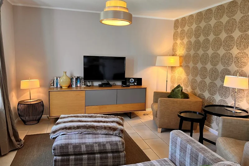 Wohnzimmer mit Sofa und TV Gerät