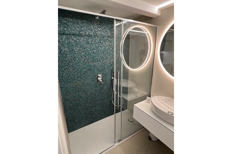 Luxuriöses Badezimmer mit modernen Armaturen und glänzenden Oberflächen.