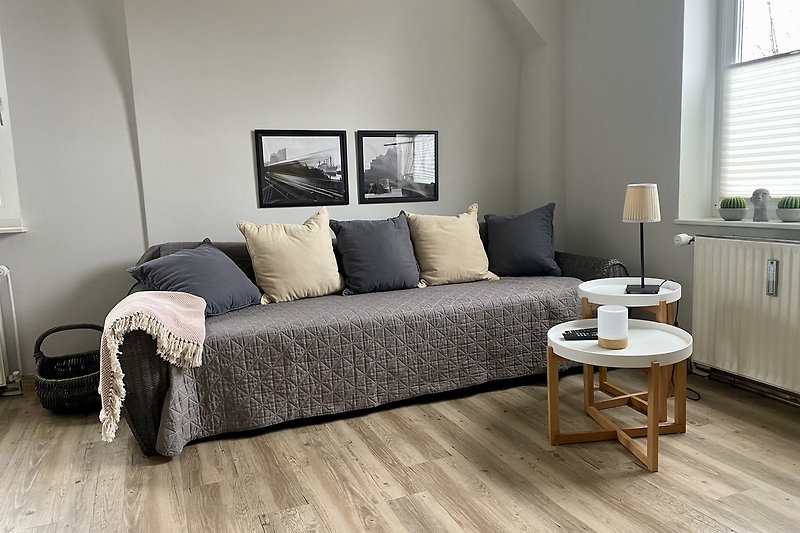 Stilvolles Wohnzimmer mit bequemer Couch und Holztisch.