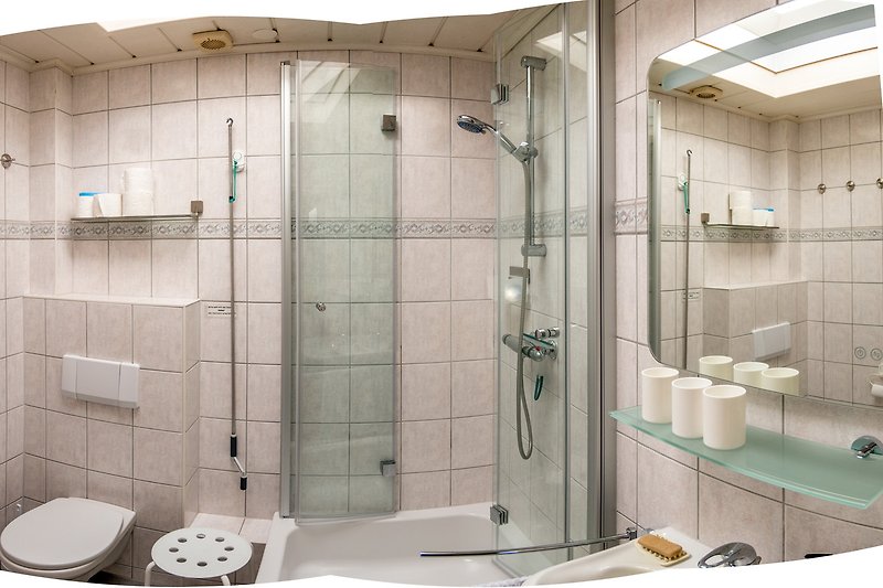 Modernes Badezimmer mit Dusche und Glaswand.