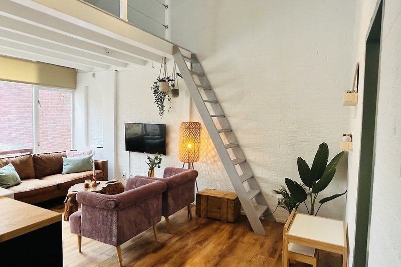 Stilvolles Wohnzimmer mit bequemer Couch, Holzmöbeln und Lampen.