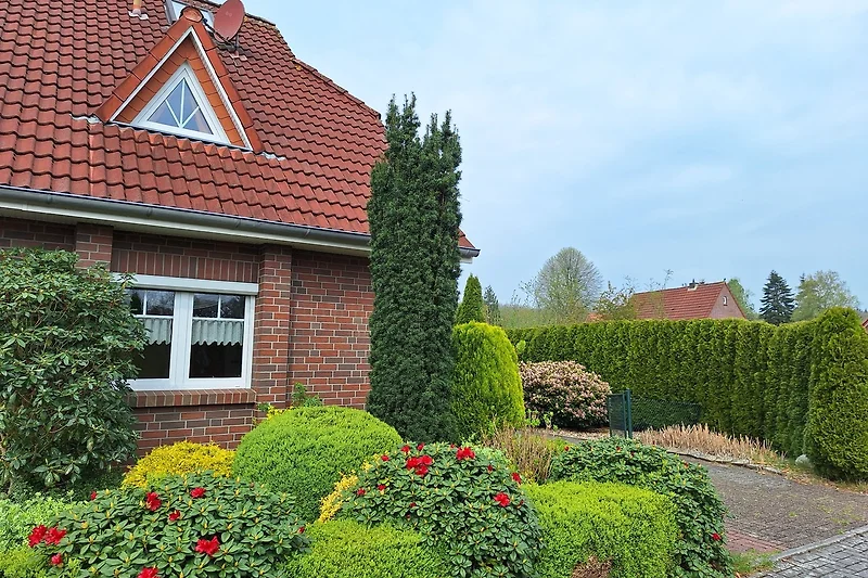 Hausansicht mit Garten