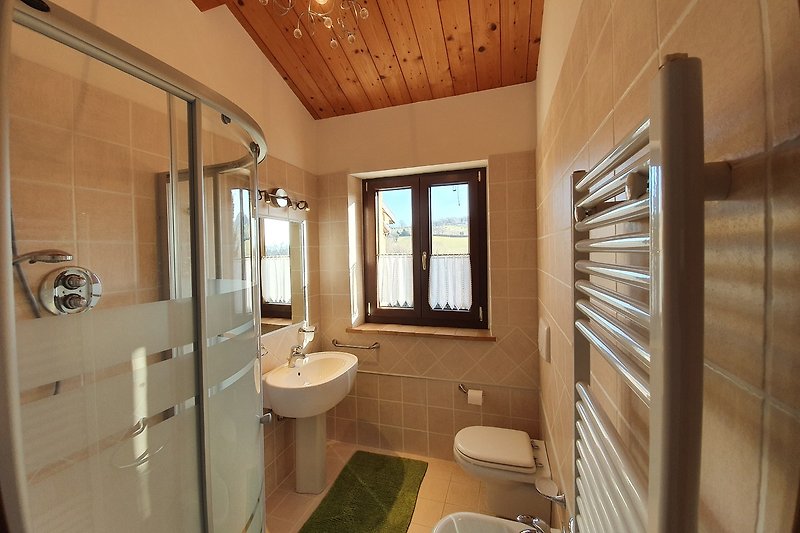 Modernes Badezimmer mit Fenster, Armaturen und Waschbecken - stilvoll gestaltet!