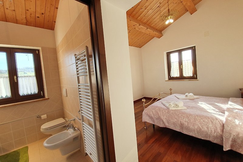 Stilvolles Badezimmer mit Badewanne, Fenster und Armaturen - modern gestaltet!