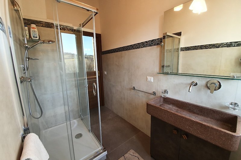 Modernes Badezimmer mit Spiegel, Dusche und Waschbecken - stilvoll gestaltet!