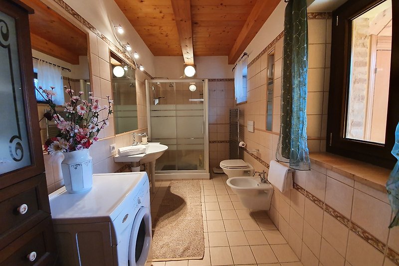 Badezimmer mit lila Schrank, Holzschubladen und Pflanze - stilvoll eingerichtet!