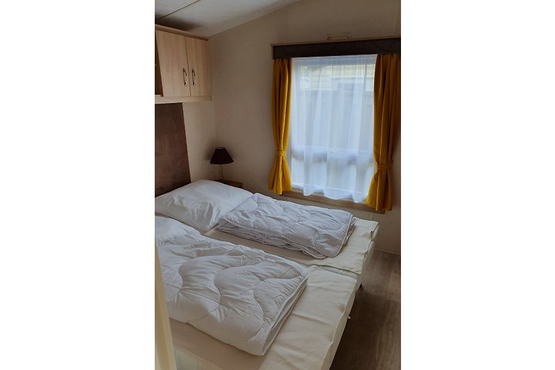 Schlafzimmer mit Doppelbett je 80 cm breit
