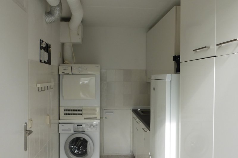 Hauswirtschaftsraum mit Waschmaschine, Trockner, Kühl-Gefrierschrank