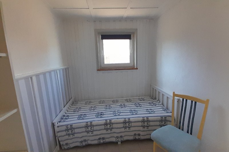 Kinderzimmer mit gemütlichem Bett