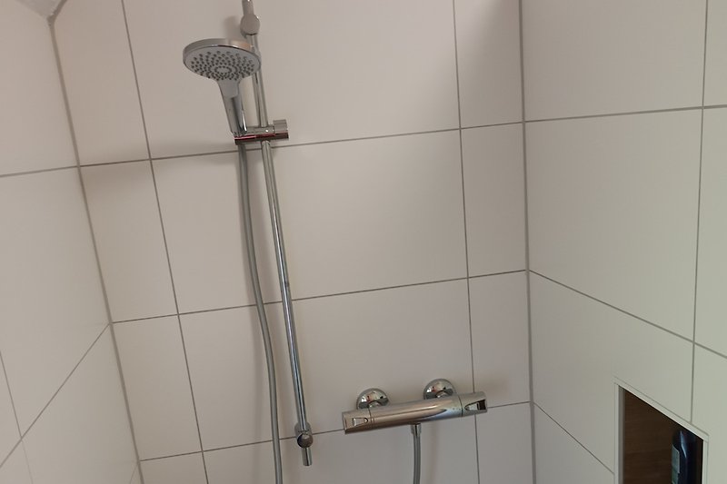 Begehbare Dusche mit Ablagefach