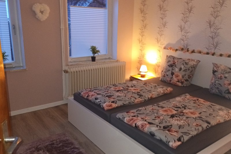Modernes Schlafzimmer mit gemütlichem Bett, stilvoller Beleuchtung und Pflanzen.